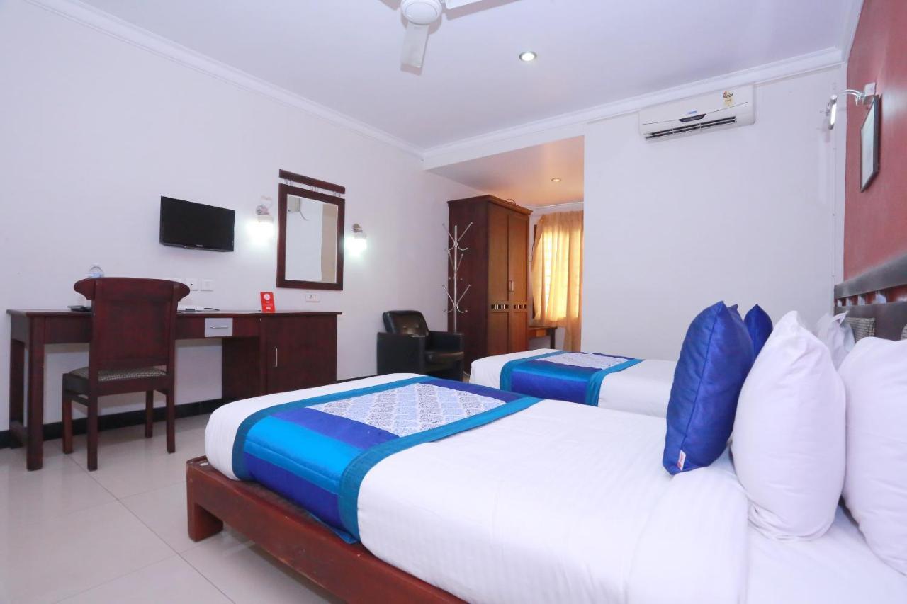 Oyo 8892 Kadambari Regency Hotel Angamali Luaran gambar